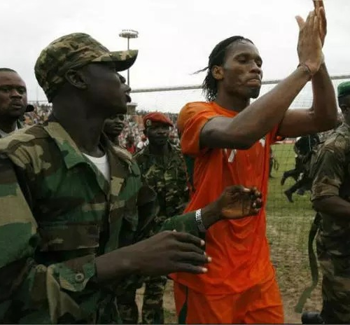 Didier Drogba e a história do Messias Marfinense: Pare a Guerra