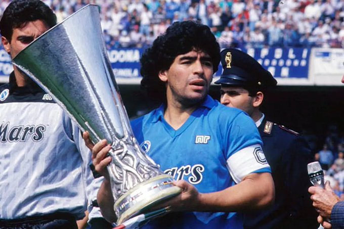 Um Deus entre os mortais (A História de Maradona)