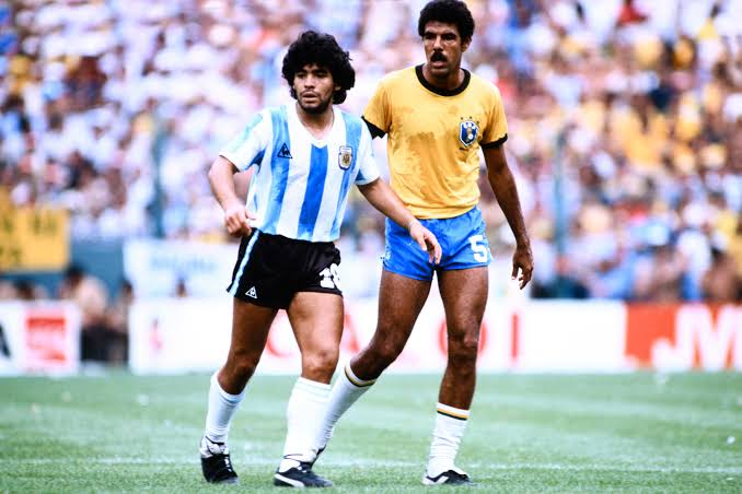 Um Deus entre os mortais (A História de Maradona)