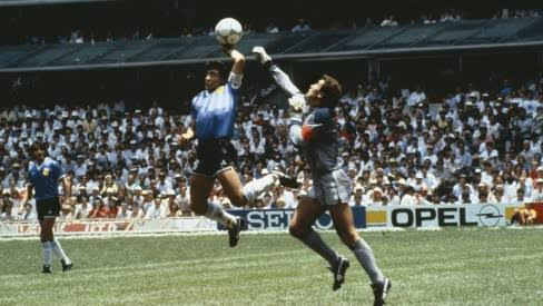 Um Deus entre os mortais (A História de Maradona)