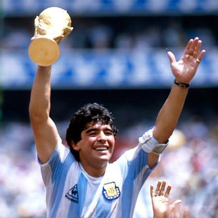 Um Deus entre os mortais (A História de Maradona)