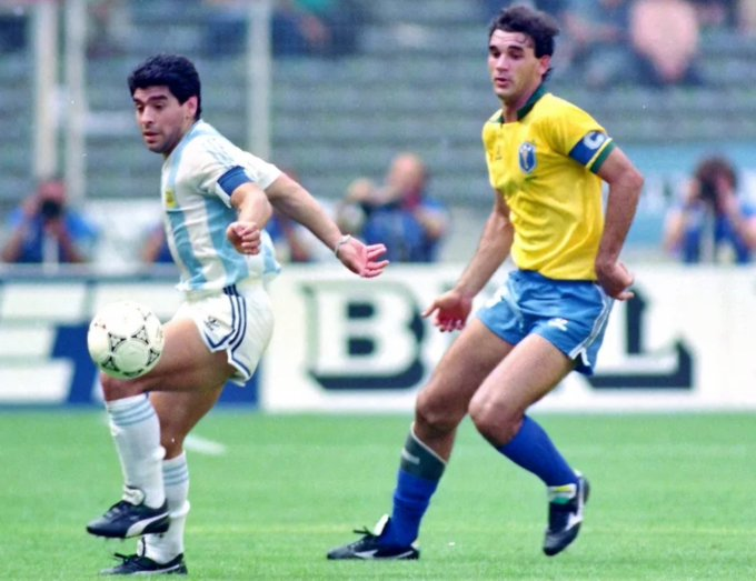 Um Deus entre os mortais (A História de Maradona)