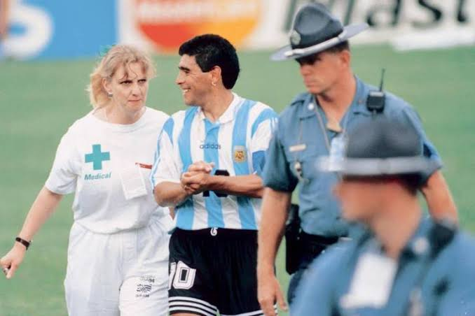 Um Deus entre os mortais (A História de Maradona)