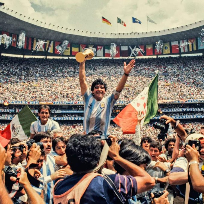 Um Deus entre os mortais (A História de Maradona)