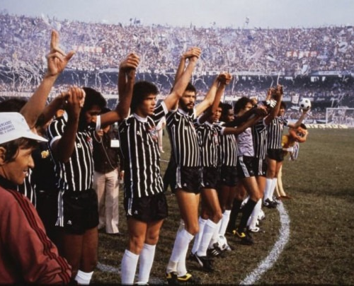 Um movimento dentro de um clube, que impactou todo um país. A Democracia Corinthiana