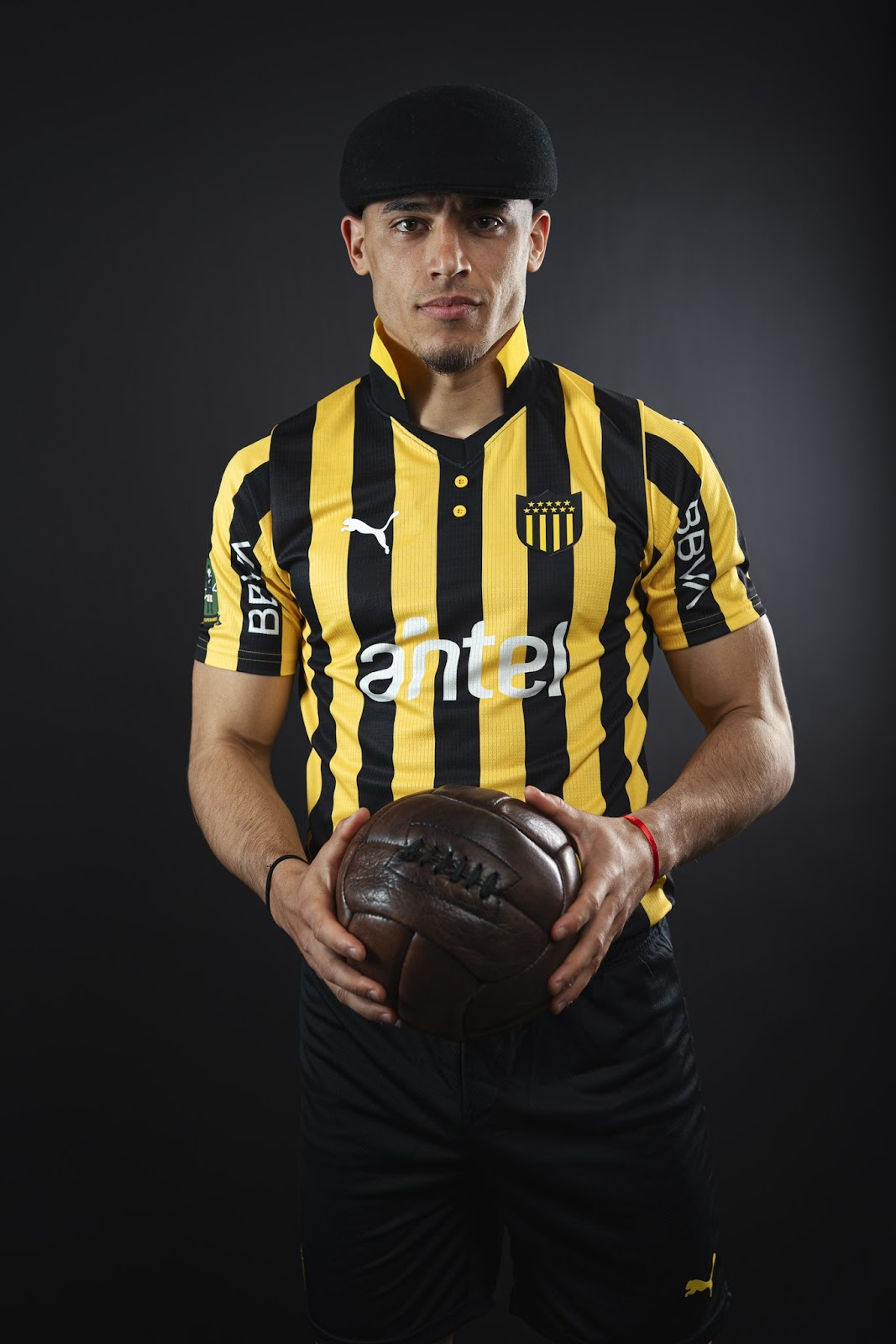 Clásico de la Fuga: A Polêmica História e a Camisa Comemorativa do Peñarol Clásico de la Fuga: A Polêmica História e a Camisa Comemorativa do Peñarol