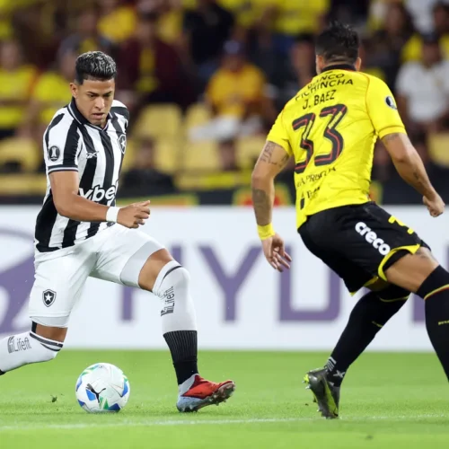 Matheus Martins recebeu o prêmio de melhor da partida entre Botafogo e Barcelona de Guayaquil — Foto: Vítor Silva/Botafogo