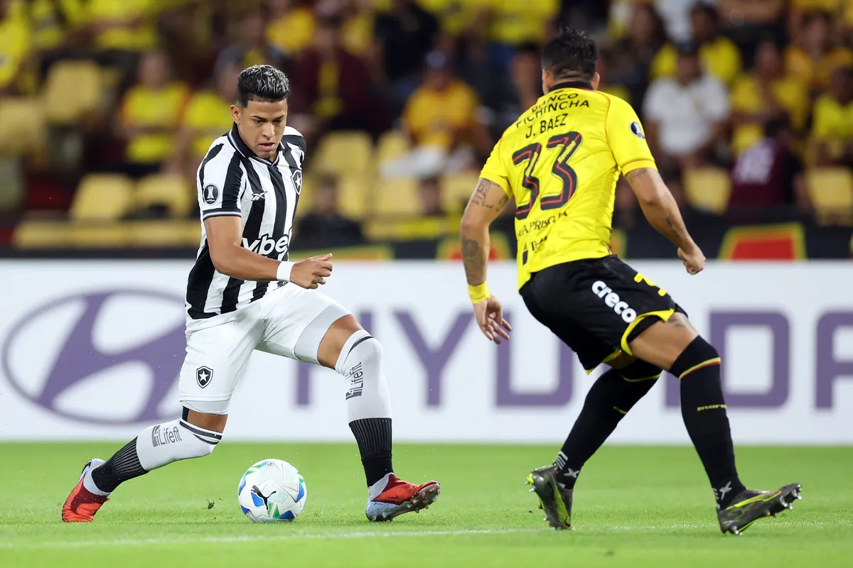 BOTAFOGO ARRANCA EMPATE NO EQUADOR, MANTÉM DECISÃO ABERTA E TENTA CONSOLIDAR REAÇÃO NA TEMPORADA Matheus Martins recebeu o prêmio de melhor da partida entre Botafogo e Barcelona de Guayaquil — Foto: Vítor Silva/Botafogo