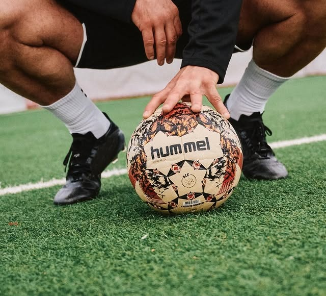 A HUMMEL QUER RENASCER O FUTEBOL ORIGINAL!