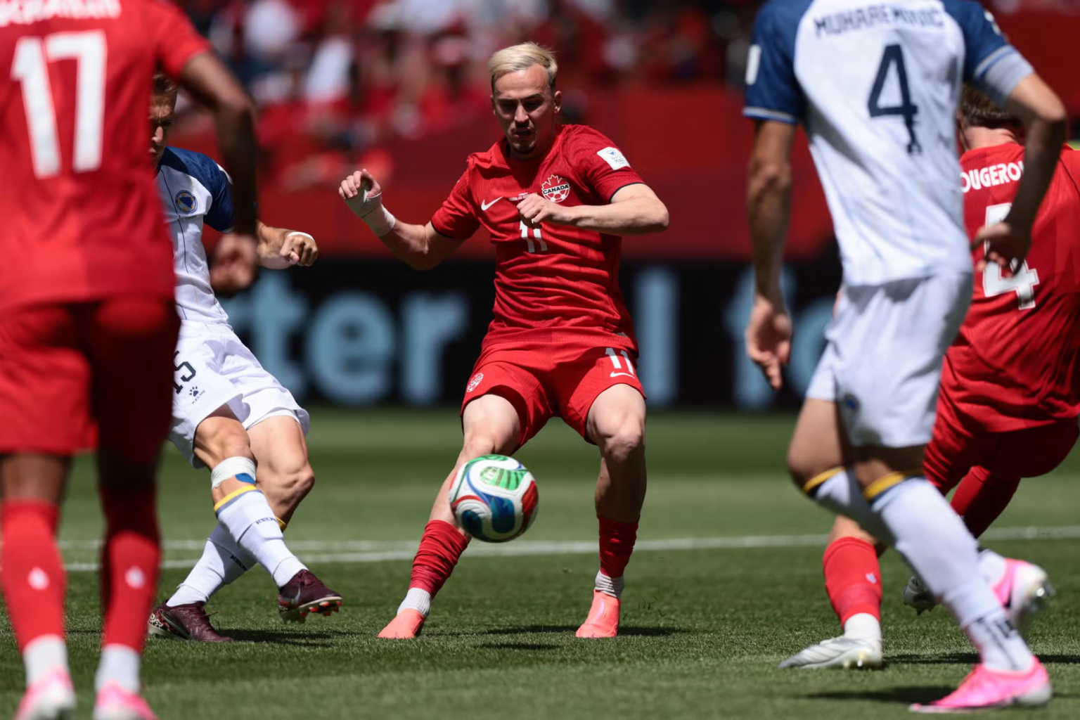 Canadá 1 x 1 Bósnia: canadenses pressionam, mas ficam no empate Canadá 1 x 1 Bósnia: canadenses pressionam, mas ficam no empate