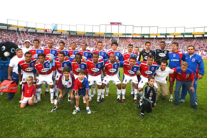 O clube que nasceu gigante, o clube da união. A história do Paraná Clube O clube que nasceu gigante, o clube da união. A história do Paraná Clube