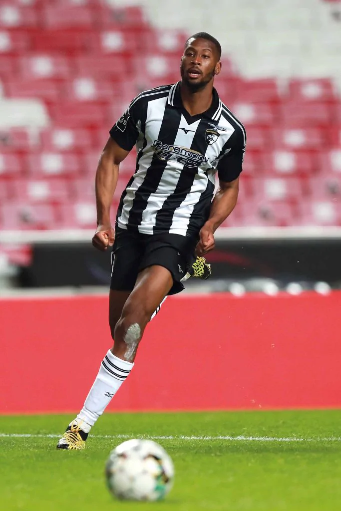 De frango frito a Premier League: A incrível ascensão de Beto De frango frito a Premier League: A incrível ascensão de Beto