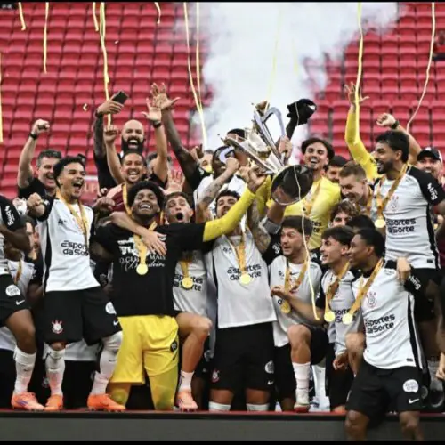 TÍTULOS RECENTES DÃO FÔLEGO AO CORINTHIANS APÓS ANO DE CRISE POLÍTICA