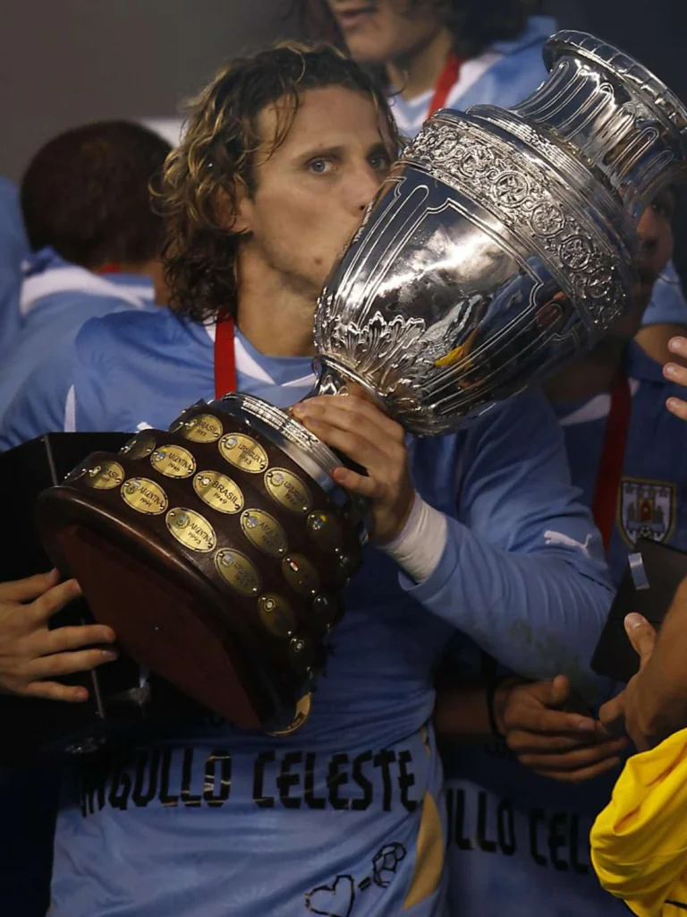 Atacante ídolo nacional comandará o Uruguai Atacante ídolo nacional comandará o Uruguai